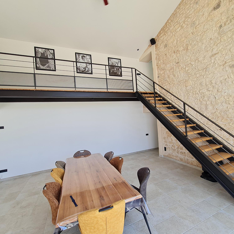 Pièce avec un escalier en acier et bois