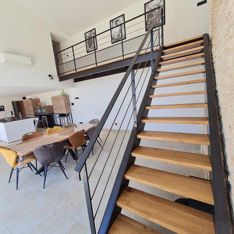Gîte à Rochefort avec escalier en bois réalisé sur-mesure
