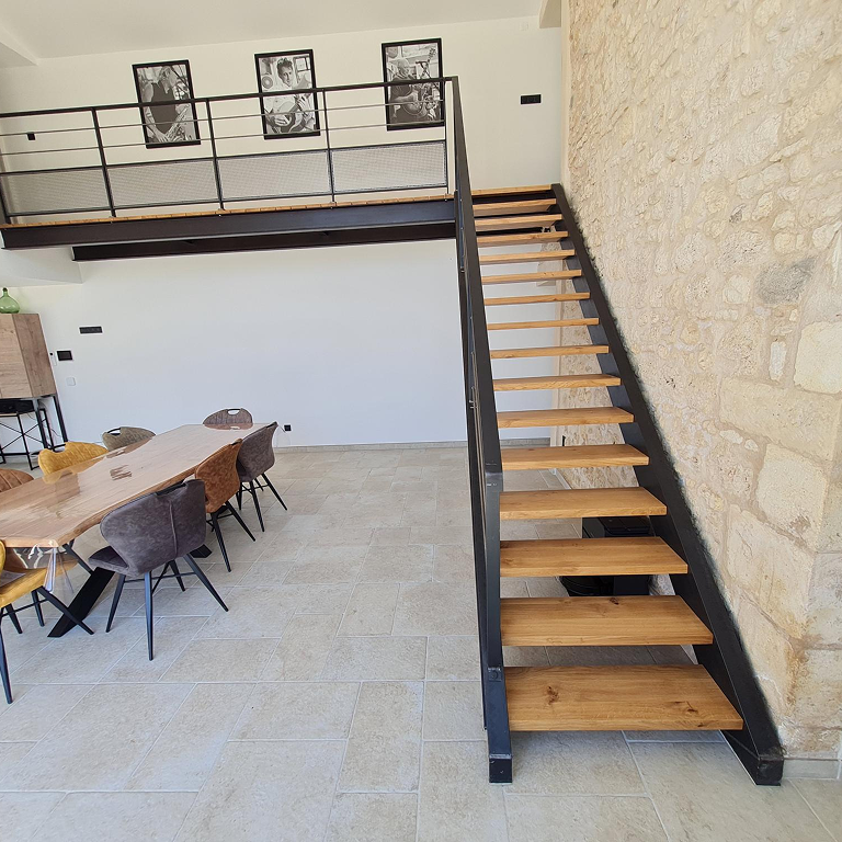 Bel escalier en bois et acier à Rochefort