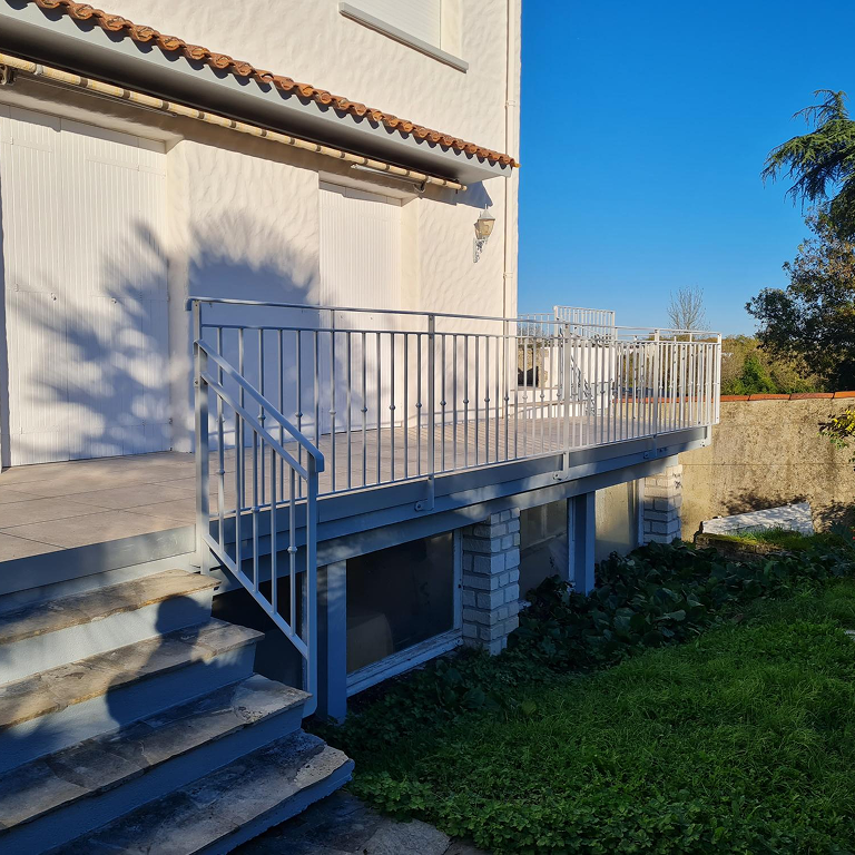 Terrasse et escalier avec garde corps