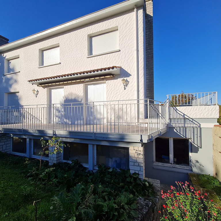 Terrasse surélevée avec garde-corps