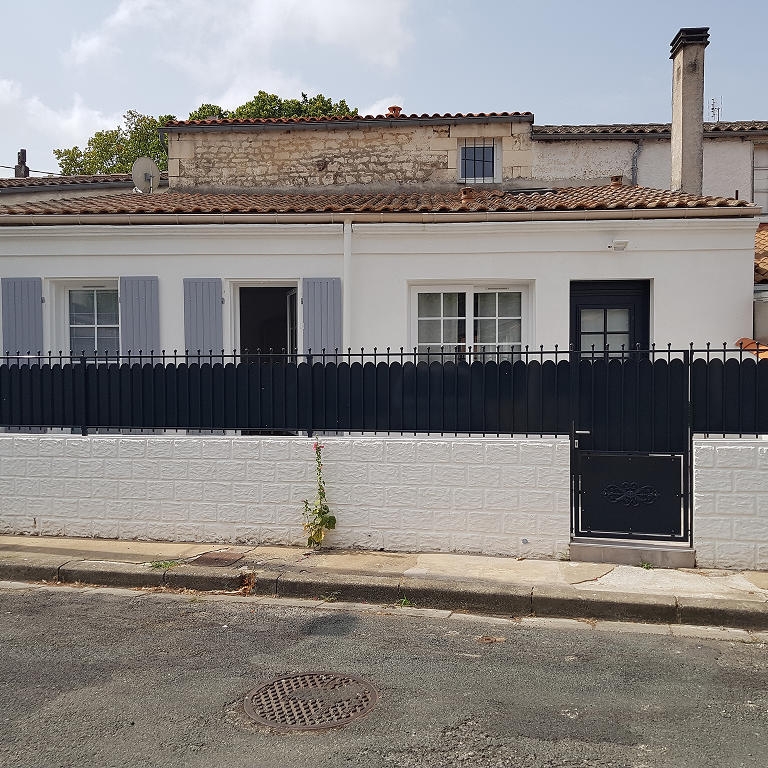 Grille devant façade à Fouras