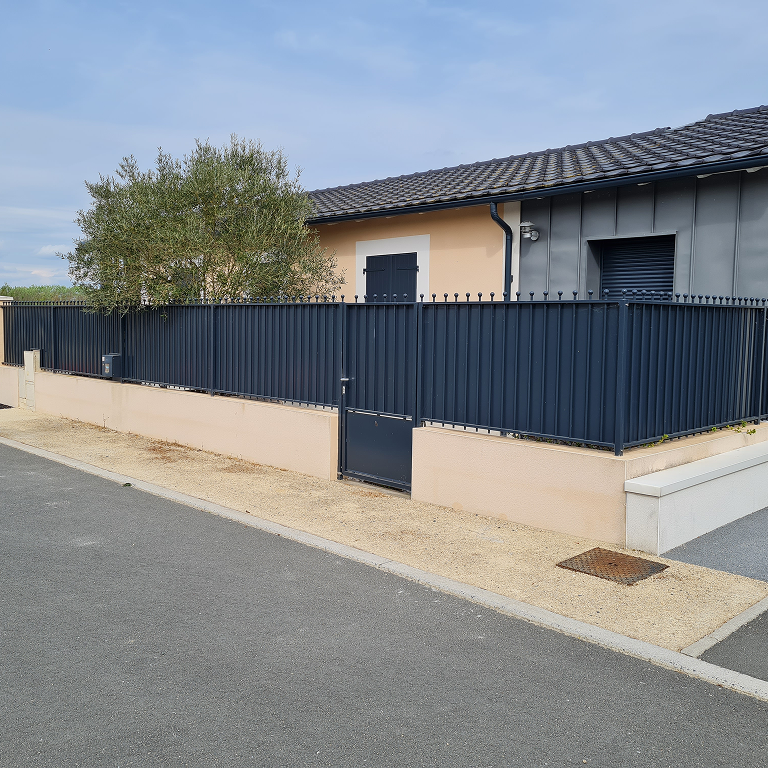 Grille bleue sur-mesure à La Rochelle