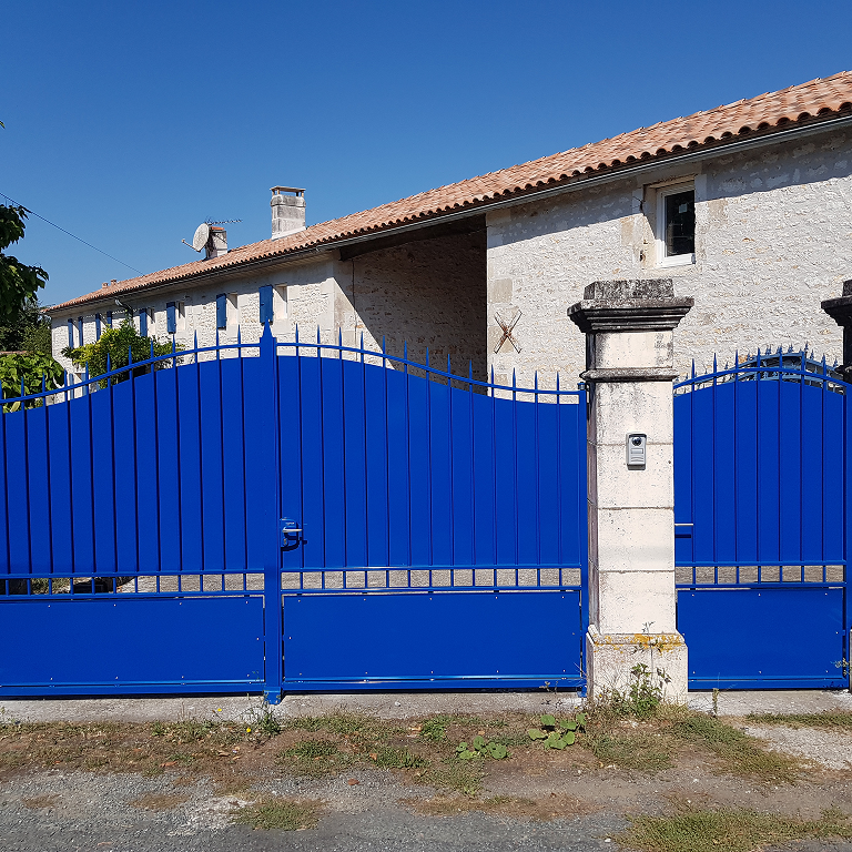 Portail battant bleu sur-mesure