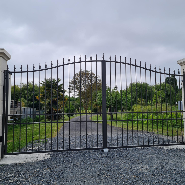 Portail battant en acier sur-mesure