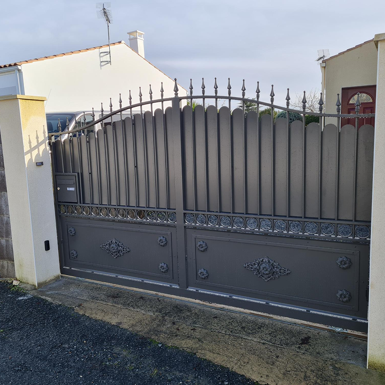 Portail coulissant gris sur-mesure
