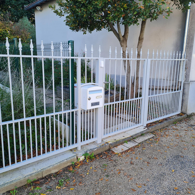 Portillon avec grille blanche