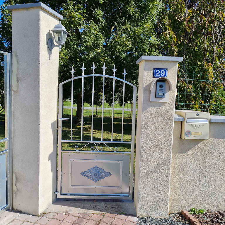 Portillon en accord avec le portail en acier