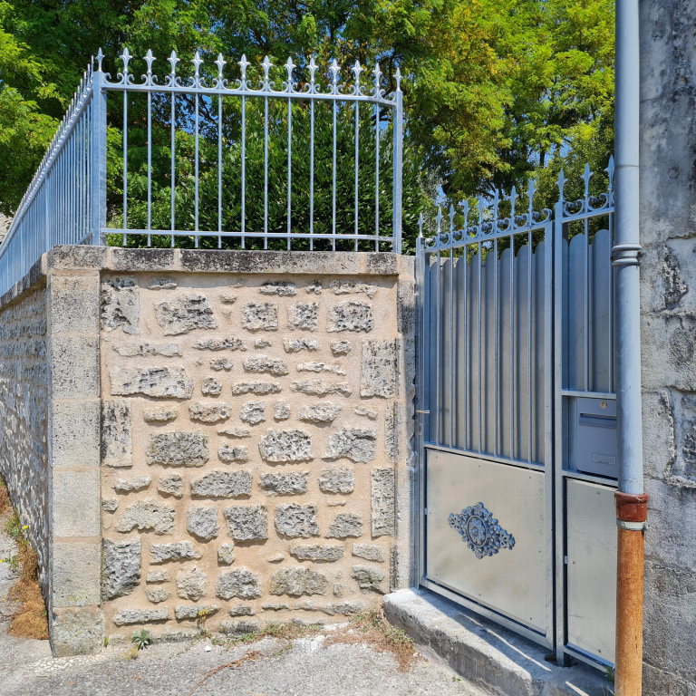 Grille et portillon en acier forgé
